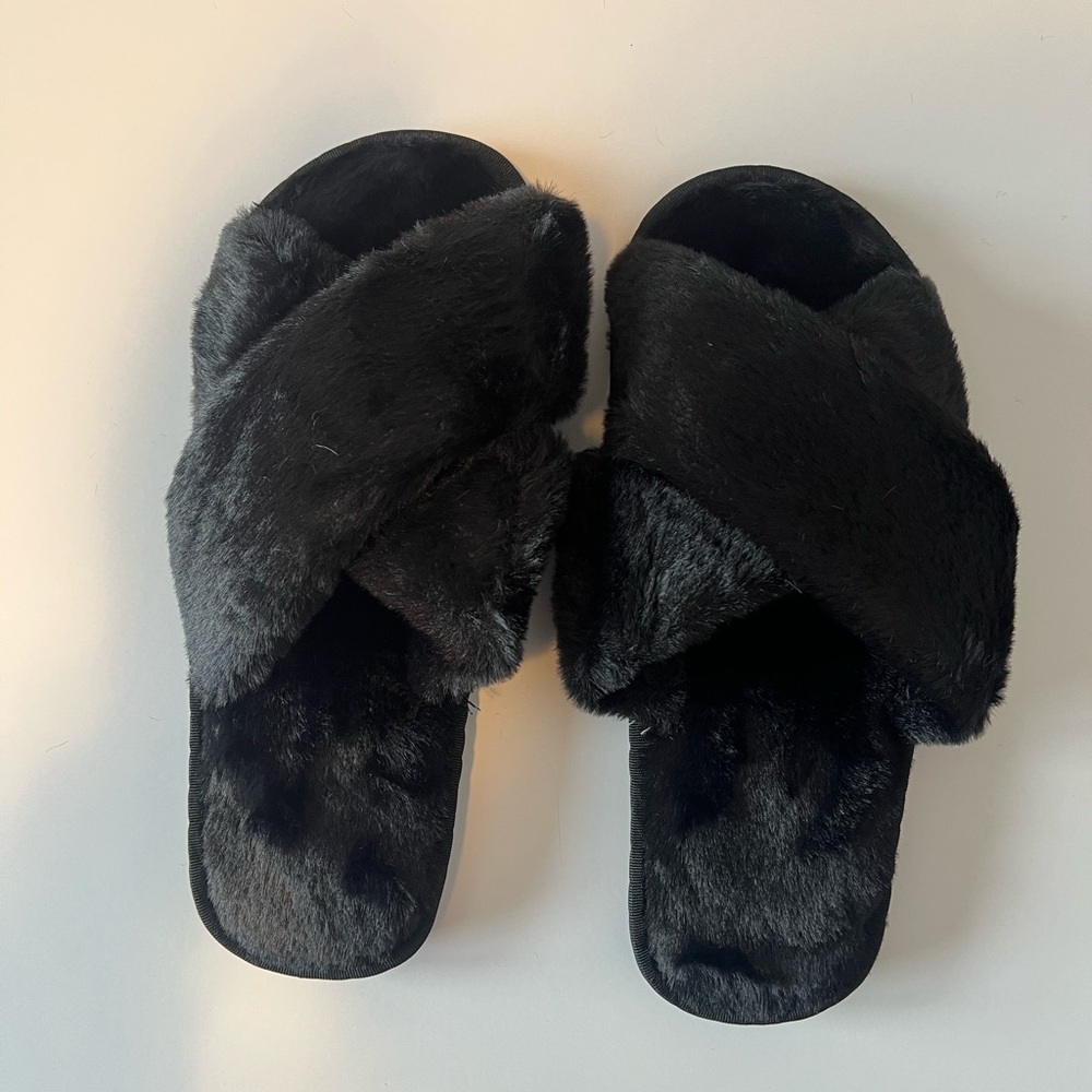 NWT Black Faux Fur Women's Slippers